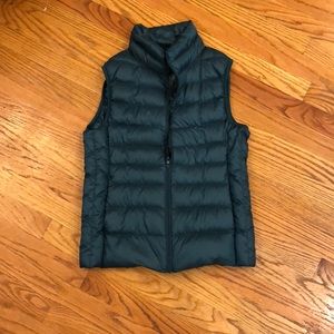 Uniqlo packable green vest